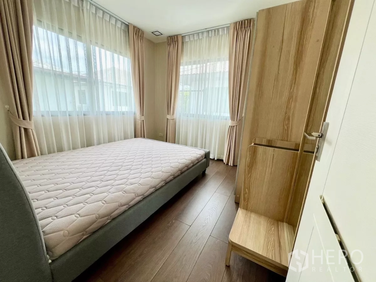 บ้าน ให้เช่าหรือขายในBang Phli, Samut Prakan - ห้องนอนมุมกระจก หน้าต่างรอบด้านและผ้าม่านโทนอบอุ่น.