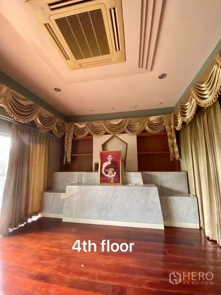 สำนักงานที่บ้าน ให้เช่าหรือขายในSuan Luang, Bangkok - ห้องอเนกประสงค์ชั้นสี่ พร้อมแท่นยกระดับและผ้าม่านระย้า