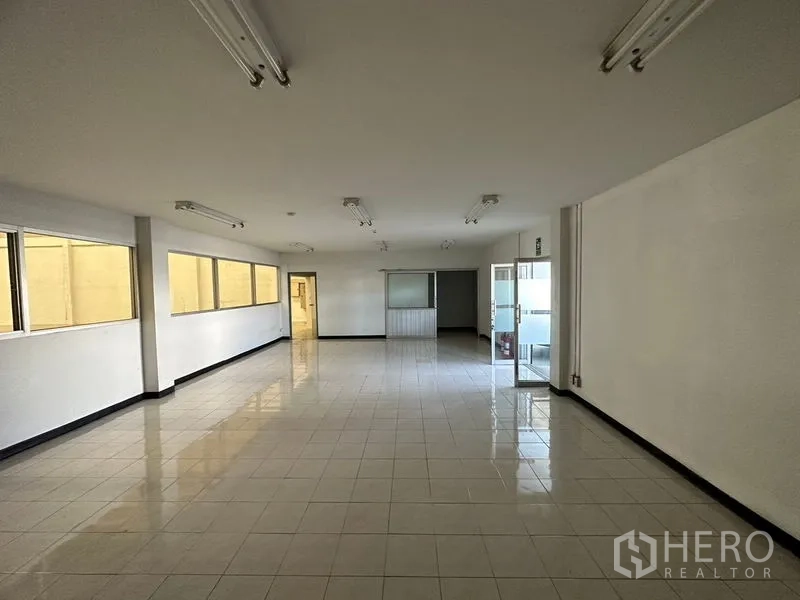 โรงงาน ให้เช่าในSi Racha, Chon Buri - ห้องสำนักงานพื้นกระเบื้องสว่าง ติดไฟฟลูออเรสเซนต์ พร้อมประตูกระจกและช่องหน้าต่าง