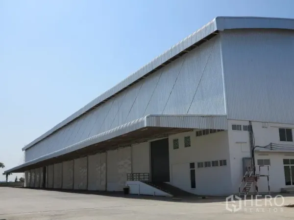 คลังสินค้า ให้เช่าในLopburi - อาคารโกดังเมทัลชีทขนาดใหญ่ มีชานโหลดและทางลาด ใต้ท้องฟ้าโปร่ง