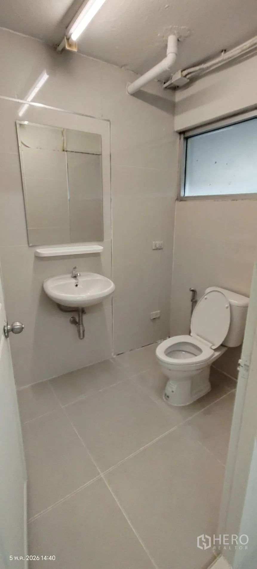 店屋 for rent in Watthana, Bangkok - 简单房间，带栅格窗与桌子
