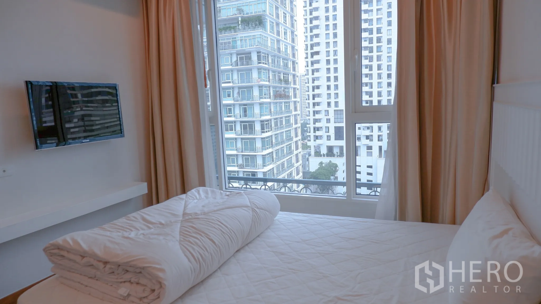 คอนโด ให้เช่าในWatthana, Bangkok - ห้องนอนที่สองติดทีวีผนัง พร้อมหน้าต่างบานใหญ่เห็นวิวเมือง.