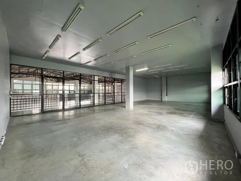 货栈 出租在Min Buri, Bangkok - 楼上办公室空间，玻璃滑门通向外侧走道阳台。