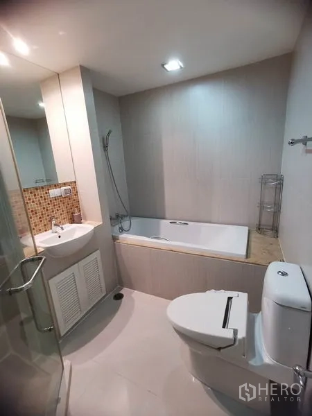 คอนโด ให้เช่าในWatthana, Bangkok - ห้องน้ำสมัยใหม่มีอ่างอาบน้ำ ตู้กระจกกั้นฝักบัว อ่างล้างหน้า และโถสุขภัณฑ์