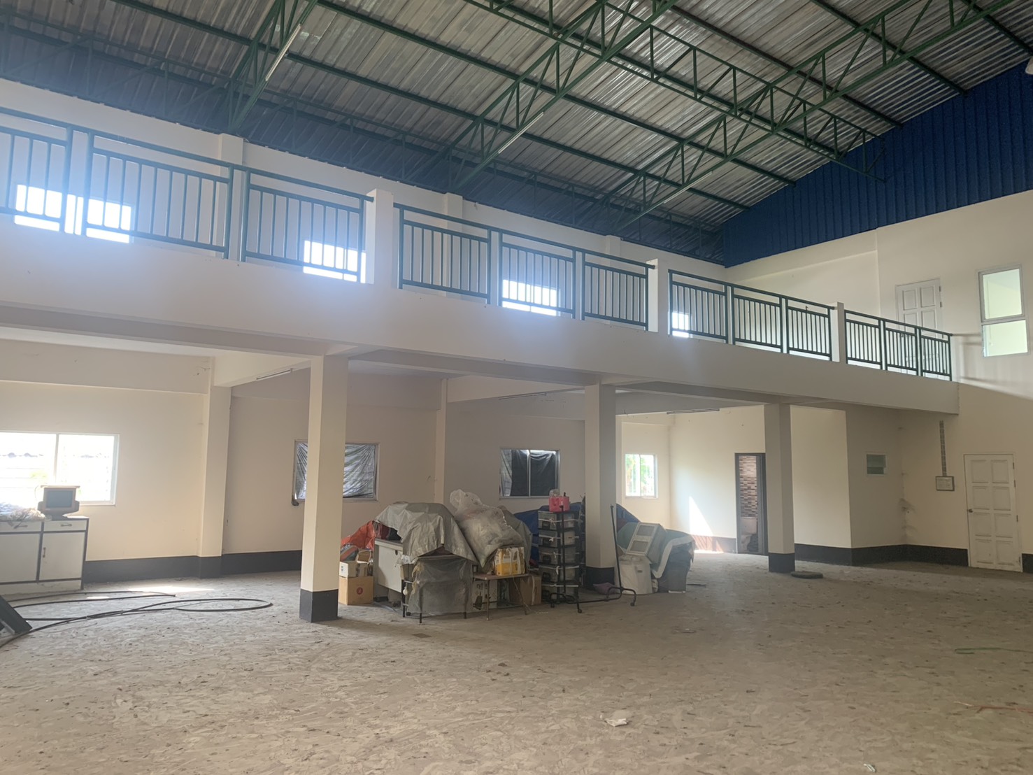 Warehouse for rent in Lam Luk Ka, Pathum Thani - Open warehouse hall with steel roof, mezzanine railing and a wide floor area.
