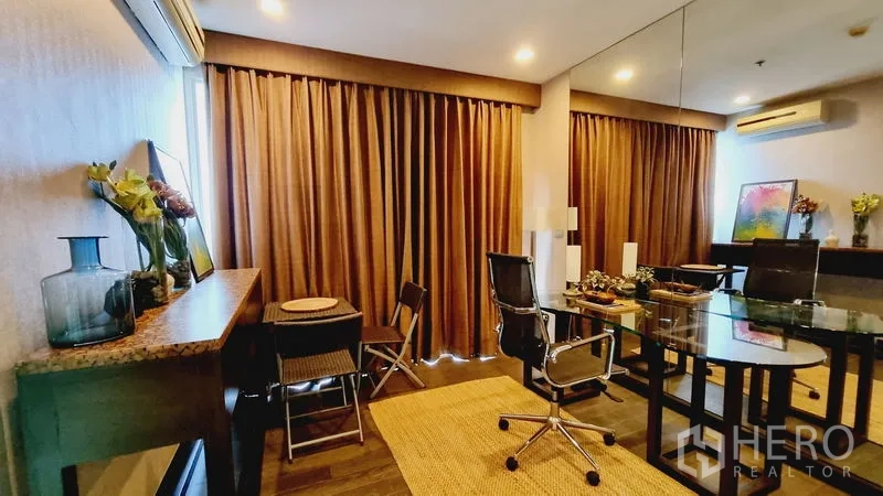 公寓 出售在Watthana, Bangkok - 多功能房，玻璃桌、旋转椅与落地窗帘。