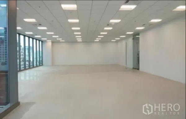 办公空间 出租在Bang Na, Bangkok - 明亮的开放式办公空间，整面落地窗、网格吊顶和LED灯，俯瞰城市景观，位于曼谷邦那。