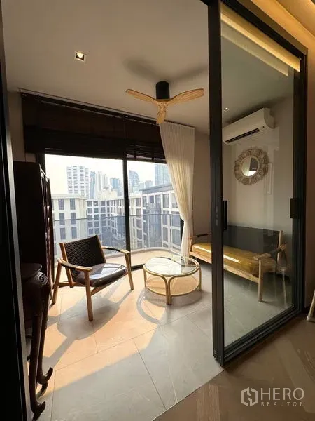 คอนโด ให้เช่าในWatthana, Bangkok - กระจกระเบียงแบบปิดล้อม มีมุมนั่งรับวิวเมือง