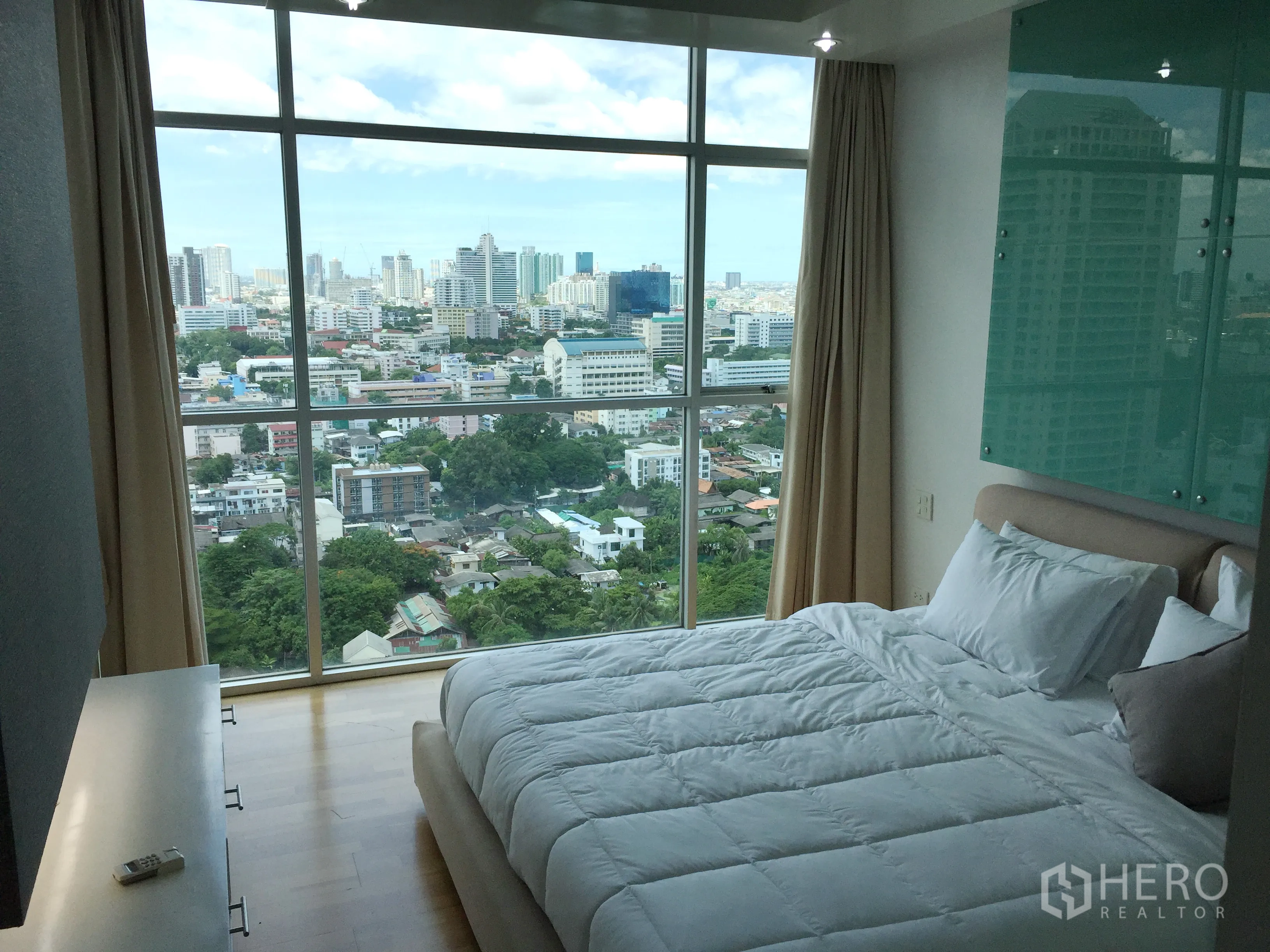 คอนโด ให้เช่าหรือขายในSathon, Bangkok - ห้องนอนพร้อมหน้าต่างเต็มผนัง มองเห็นวิวเมืองกรุงเทพฯ แบบพาโนรามา