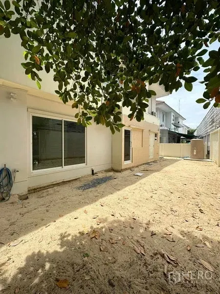 บ้าน ขายในPrawet, Bangkok - หลังบ้านแดดส่อง พื้นทราย ประตูกระจกบานเลื่อน และผนังสีขาว