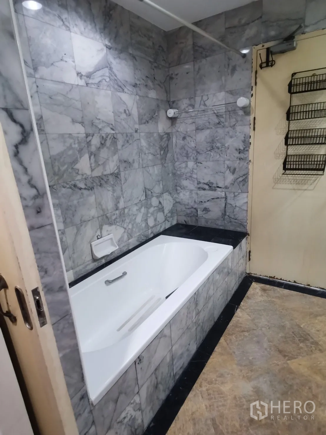 公寓 出租在Pathum Wan, Bangkok - 浴室铺大理石瓷砖，设内嵌式浸泡浴缸。