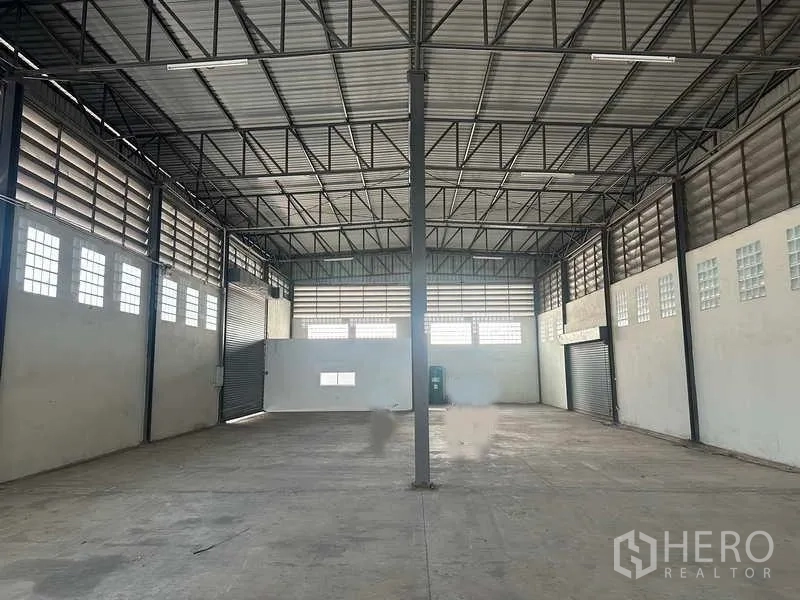 คลังสินค้า ให้เช่าในBang Bua Thong, Nonthaburi - พื้นพื้นที่เก็บสินค้าว่าง เสาพยุงกลาง ผนังระบายอากาศและช่องแสง