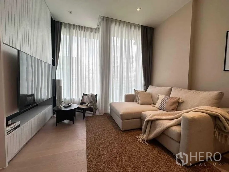 公寓 出租在Watthana, Bangkok - 转角客厅，落地窗与纱帘搭配L型沙发