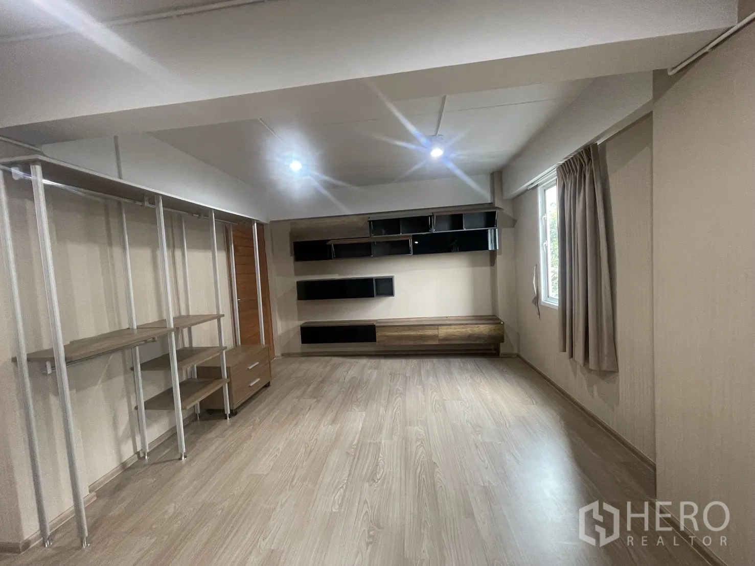 带办公室的家 出租在Suan Luang, Bangkok - 宽敞办公室或卧室，带内置搁架、窗户与浅色木地板。