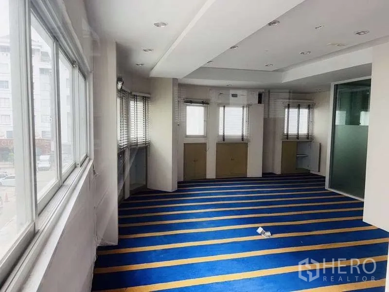 带办公室的家 出售在Huai Khwang, Bangkok - 采光良好房间，蓝色条纹地毯与相邻玻璃隔断