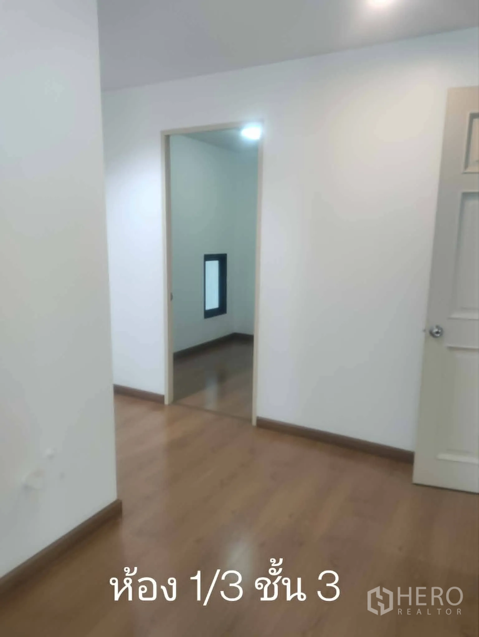家庭办公室 for rent in Lat Phrao, Bangkok - 走廊旁小房，木地板、白墙。