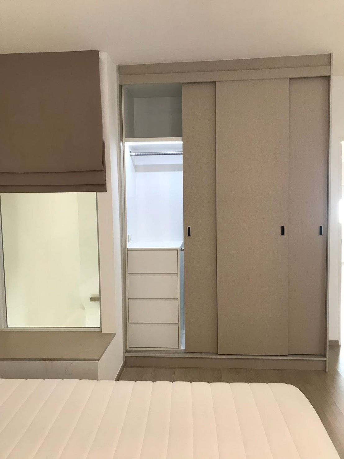 联排别墅 出租在Prawet, Bangkok - 内置衣柜，开放格与抽屉，旁有窗台位。