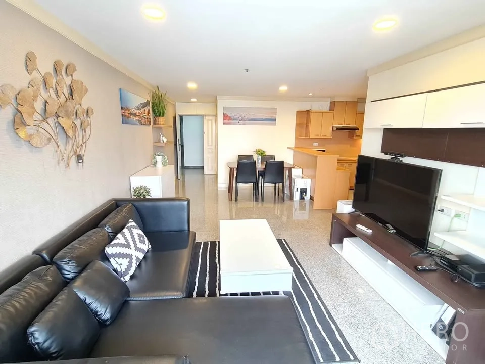 คอนโด for rent in Khlong Toei, Bangkok - ครัวกะทัดรัดพร้อมตู้เย็นสแตนเลสและตู้เก็บของหลายจุด.