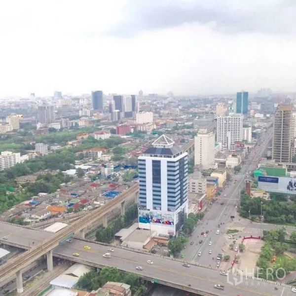 公寓 出租或出售在Huai Khwang, Bangkok - 俯瞰曼谷天际线，可见高架轨道与高楼，靠近 Ekkamai。