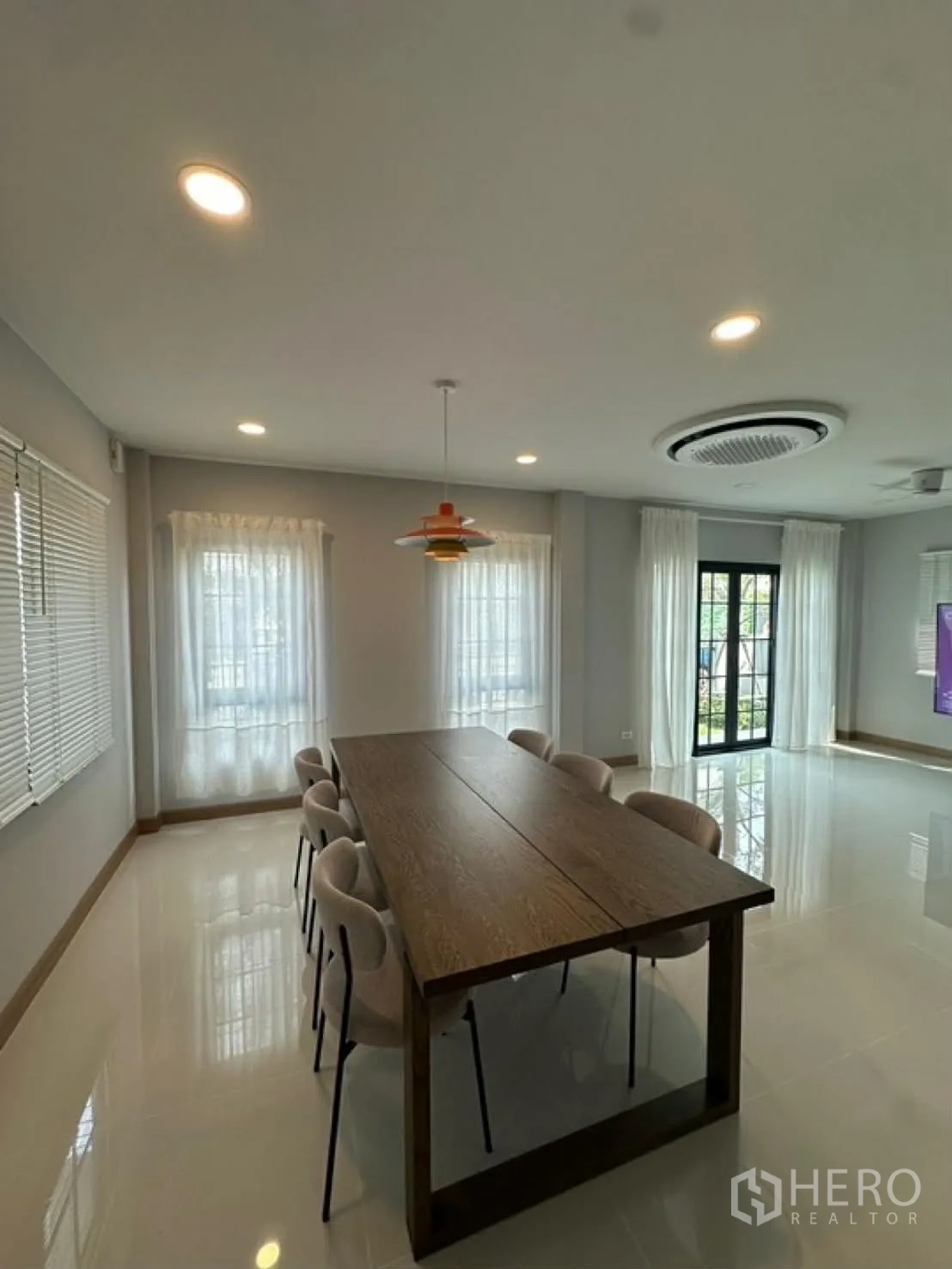 独栋房屋 for rent in Bang Phli, Samut Prakan - 用餐区配长木桌和八把软包餐椅。