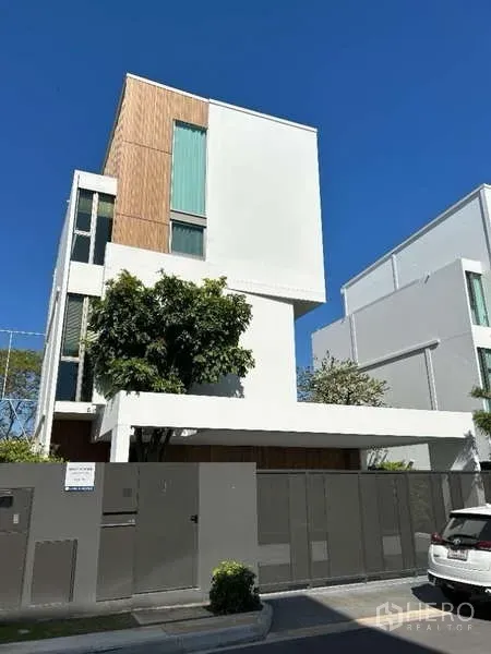 独立式住宅 出租在Saphan Sung, Bangkok - 街景视角的独栋住宅，带车棚与竖向高窗。