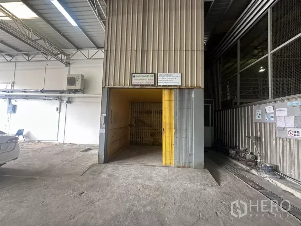 คลังสินค้า ให้เช่าในYan Nawa, Bangkok - ลิฟต์ขนส่งสินค้าพร้อมประตูกั้นนิรภัยภายในตัวอาคารโกดัง