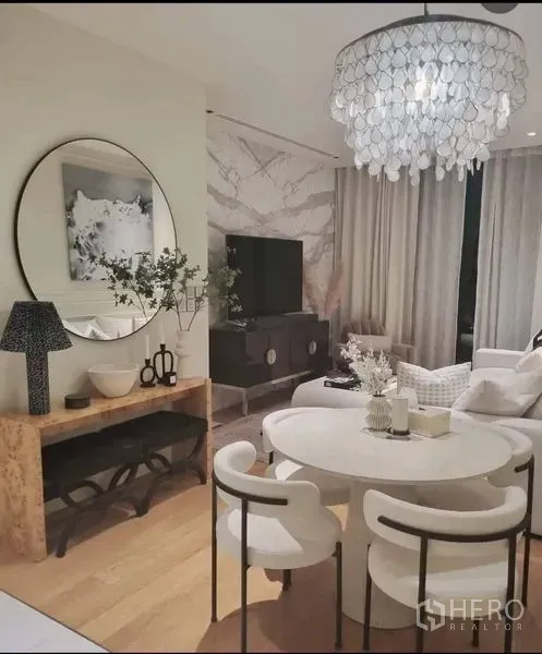 公寓 出售在Khlong Toei, Bangkok - 开放式客餐厅，圆桌、吊灯与电视区。