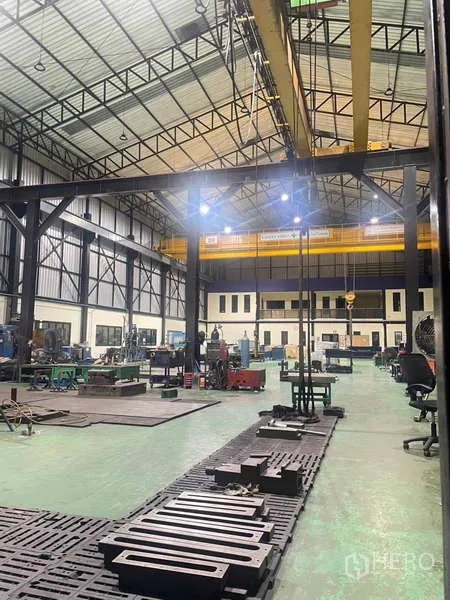 โรงงาน ขายในSi Racha, Chon Buri - ภายในโรงงานยามค่ำ โครงสร้างเหล็กแข็งแรง เครน และจุดทำงาน