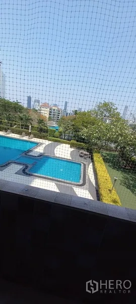 คอนโด ให้เช่าในWatthana, Bangkok - วิวสระว่ายน้ำกลางแจ้งและสวน จากหน้าต่าง