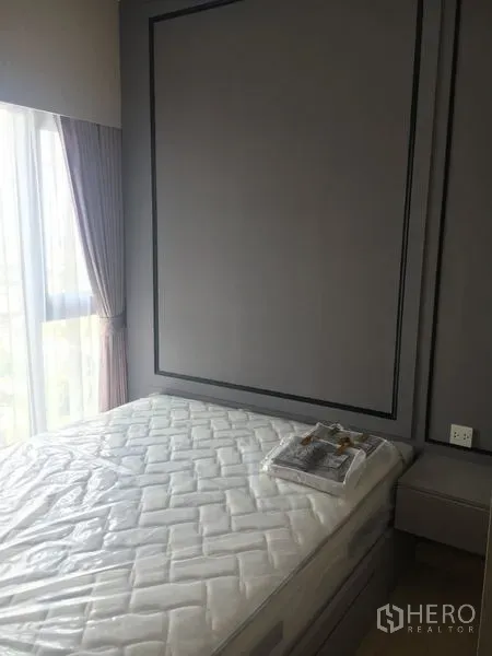 公寓 出售 - 温馨卧室，落地窗配窗帘，硬包装饰墙与床架。