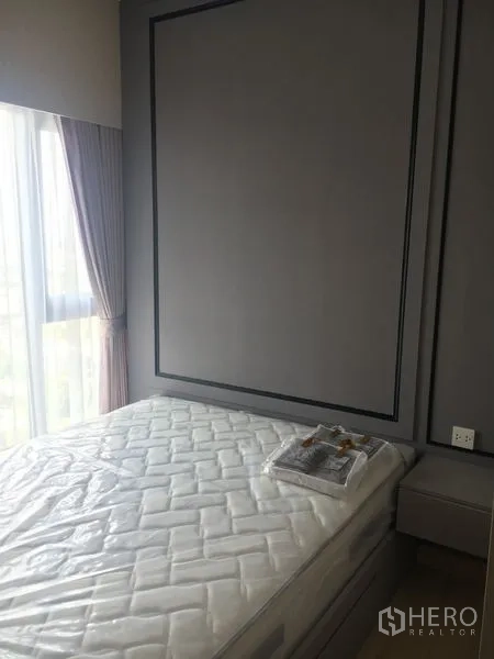 公寓 出售 - 温馨卧室，落地窗配窗帘，硬包装饰墙与床架。