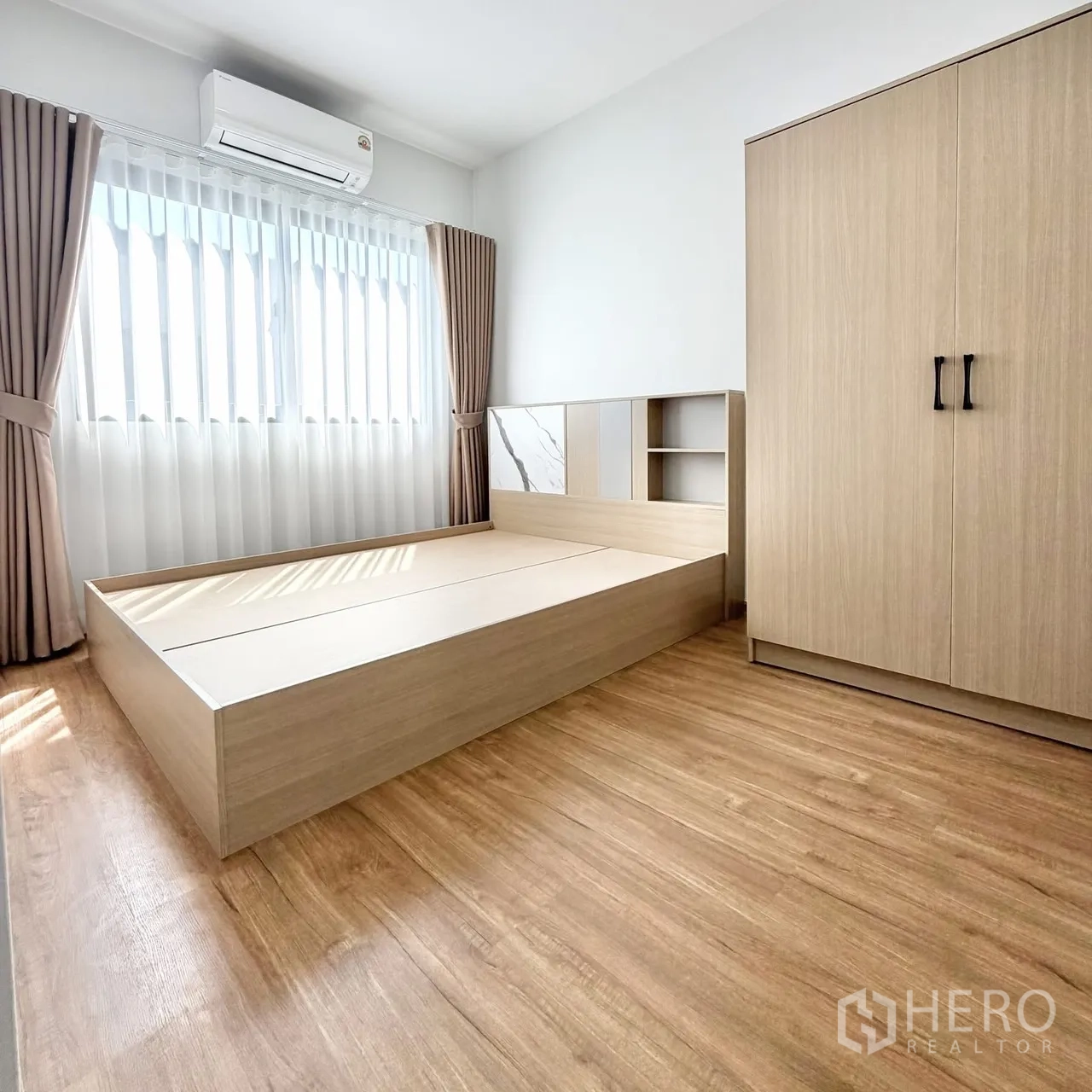 联排别墅 for rent in Bang Phli, Samut Prakan - 卧室配平台床、衣柜与落地窗帘