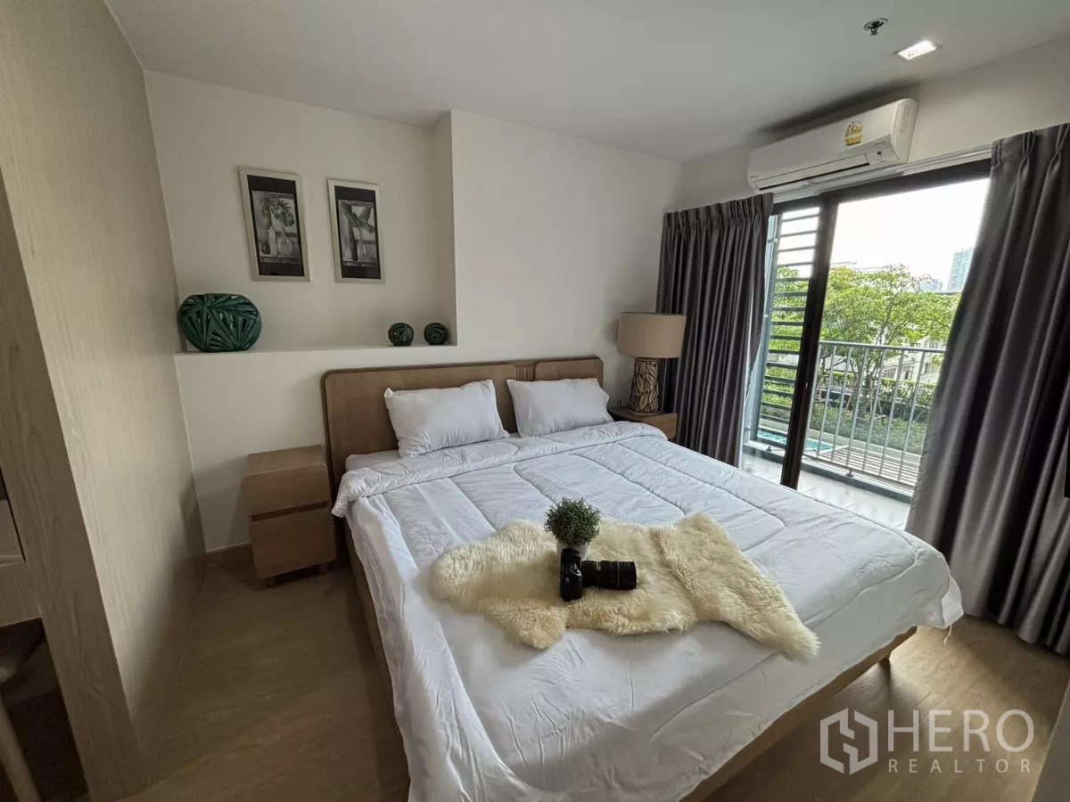 公寓 出租在Phra Khanong, Bangkok - 主卧配特大床，直通阳台，采光良好。