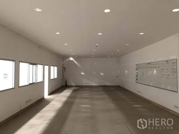 货栈 出租在Khlong Luang, Pathum Thani - 仓库内明亮办公室，带窗户与嵌入式照明