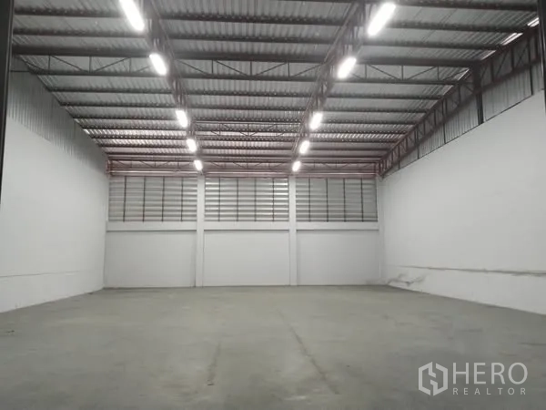 货栈 出租在Lat Krabang, Bangkok - 明亮的空置库房，配LED照明与通风百叶，混凝土地坪