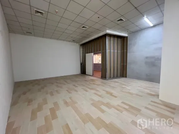 Retail Space for rent in Watthana, Bangkok - Retail space corner showing a partitioned storefront with doorway, neutral walls and tiled floor.