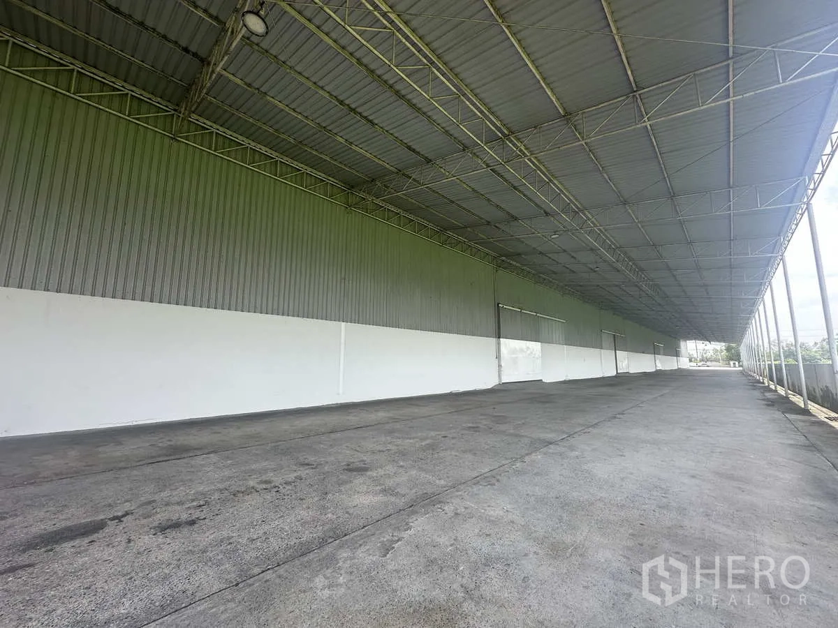 Warehouse for rent in Bang Pa-in, Phra Nakhon Si Ayutthaya - Extended covered loading bay with lighting and wide concrete platform for trucks.