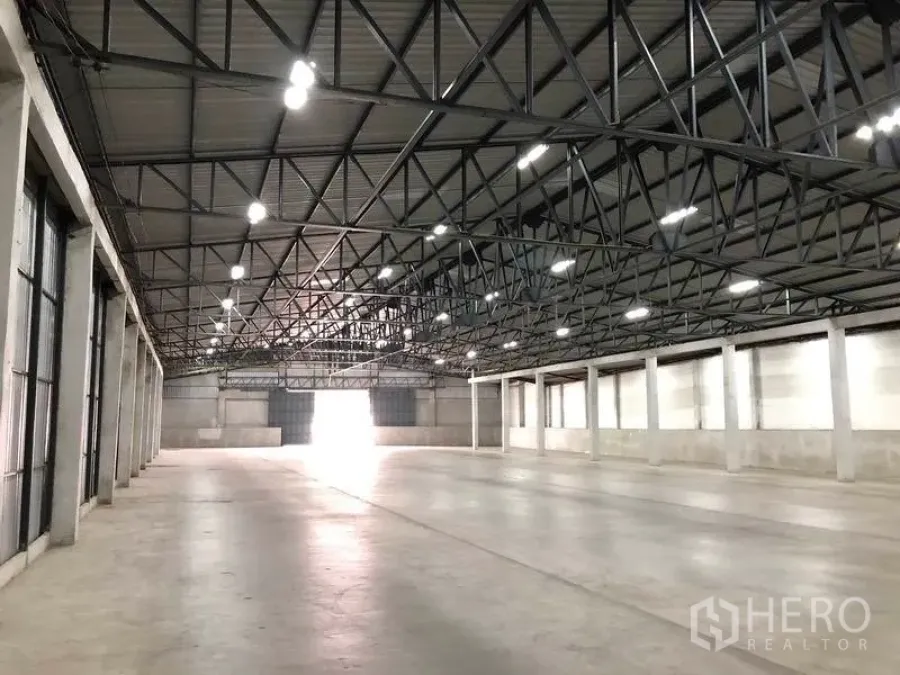 คลังสินค้า ให้เช่าในPak Kret, Nonthaburi - ภายในโกดังปรับปรุงใหม่ พื้นคอนกรีตเรียบ หลังคาโครงเหล็กสูง ไฟ LED สว่างในปากเกร็ด