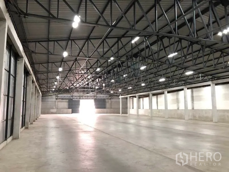 คลังสินค้า ให้เช่าในPak Kret, Nonthaburi - ภายในโกดังปรับปรุงใหม่ พื้นคอนกรีตเรียบ หลังคาโครงเหล็กสูง ไฟ LED สว่างในปากเกร็ด