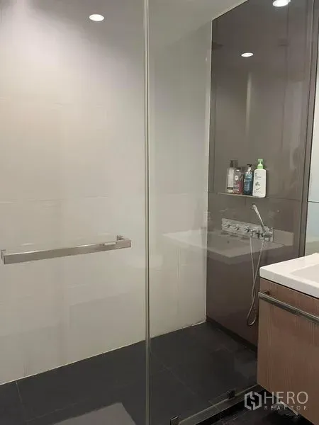 公寓 出租在Pathum Wan, Bangkok - 现代浴室，玻璃步入式淋浴间