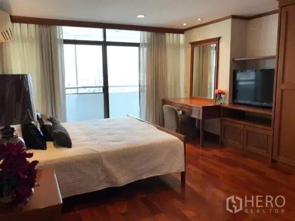 公寓 出租在Watthana, Bangkok - 主卧配大床、内置书桌与电视柜，落地窗帘并可直通阳台