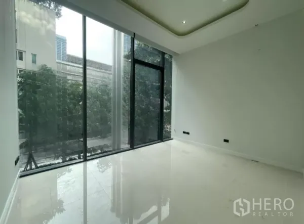 零售空间 出租 - 带高窗与嵌灯的私密房间。