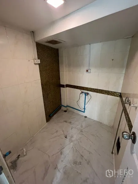 零售空间 出租在Khlong Toei, Bangkok - 瓷砖卫生间或设备间，水管已预留待安装。