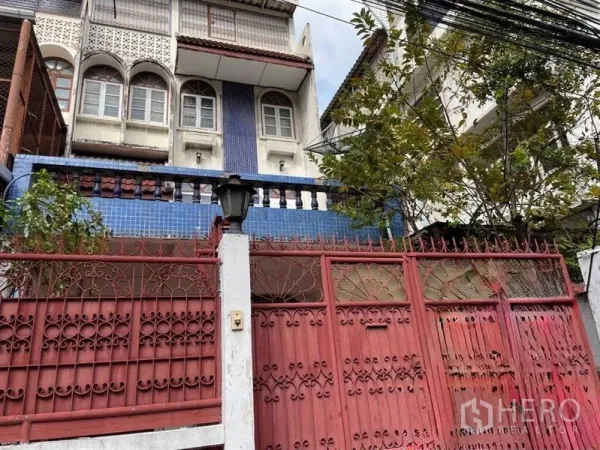 Home Office for rent in Ratchathewi, Bangkok - Multi-storey home office exterior with blue tile facade and red wrought-iron gate in Ratchathewi.
