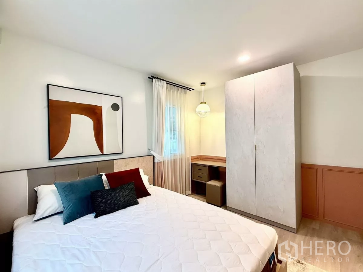 บ้าน ให้เช่าในBang Phli, Samut Prakan - ห้องนอนพร้อมตู้เสื้อผ้า โต๊ะทำงาน และแสงธรรมชาติ