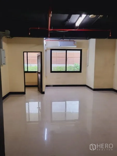 办公空间 出租在Khlong Toei, Bangkok - 明亮的次办公室，设窗户与小储物间。
