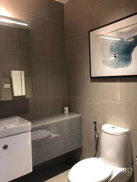 公寓 出租在Pathum Wan, Bangkok - 现代灰砖浴室，壁柜与装饰画