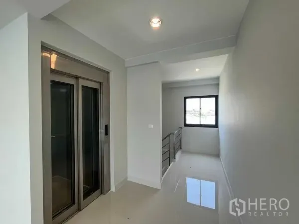 带办公室的家 出租 - 走廊配不锈钢私家电梯，尽头有窗户采光，地面光洁。