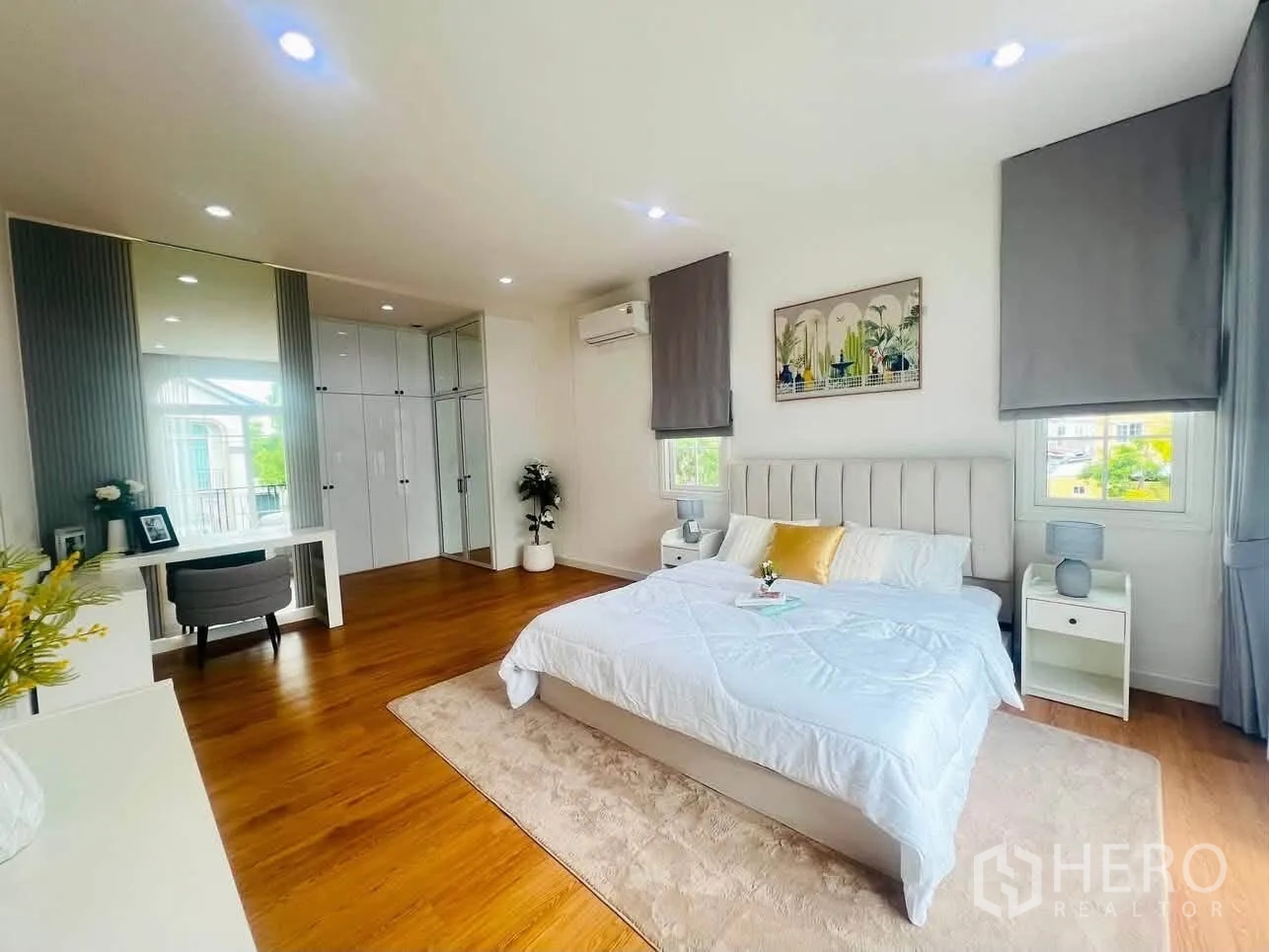 บ้านเดี่ยว for rent in Bang Phli, Samut Prakan - ห้องนอนใหญ่กว้างขวาง พื้นไม้ ตู้เสื้อผ้าบิวท์อิน และโต๊ะทำงาน