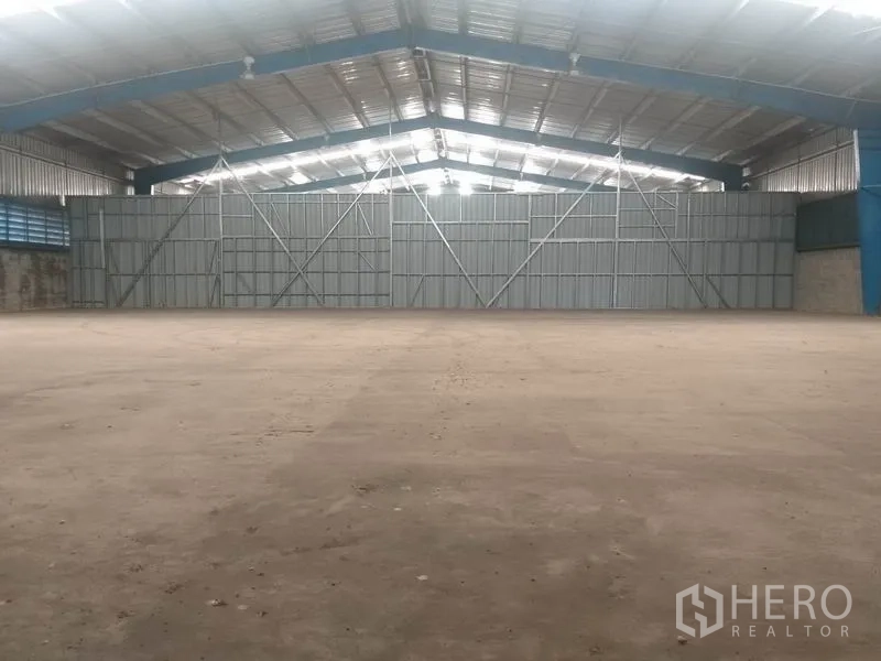 货栈 出租在Pathum Thani - 仓库内大型金属推拉隔断门